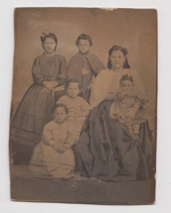 Иринка Петко Славейкова с децата си. На коленете ѝ е малкият Пенчо. Трявна, ок. 1867 г.